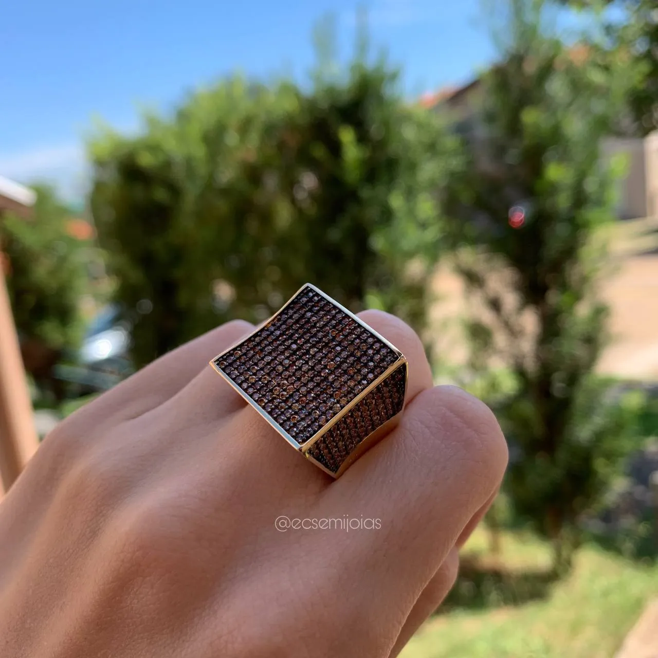 Anel quadrado cravejado em cima e nas laterais - banhado a ouro 18k