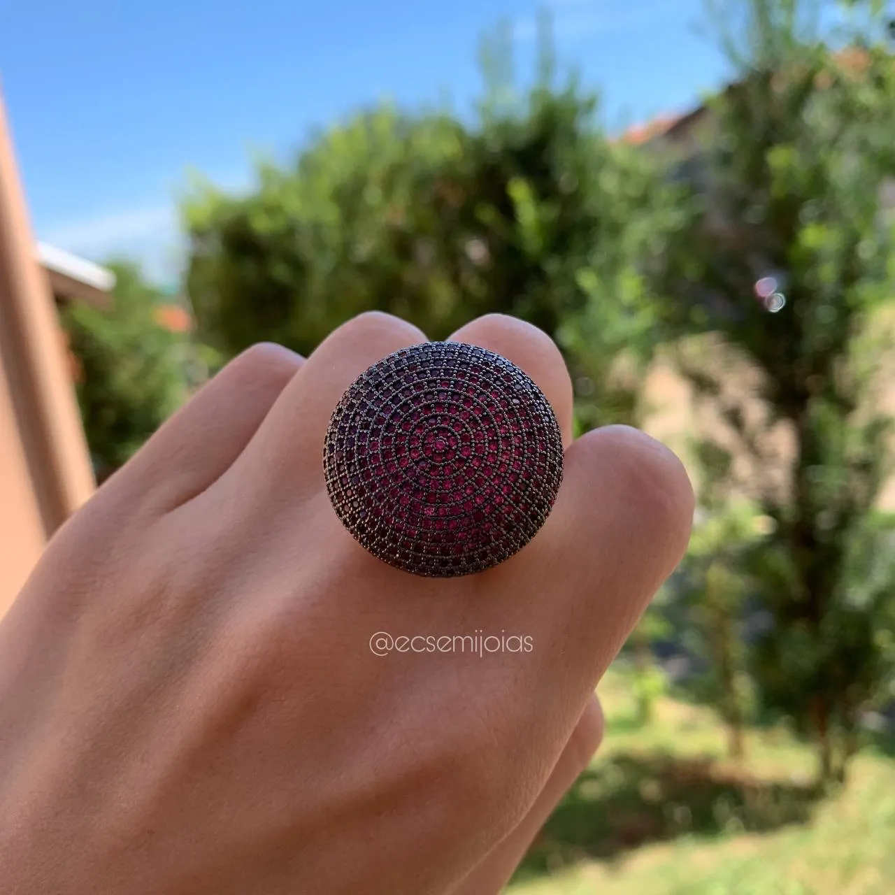 Anel redondo grande cravejado - banhado a ouro 18k