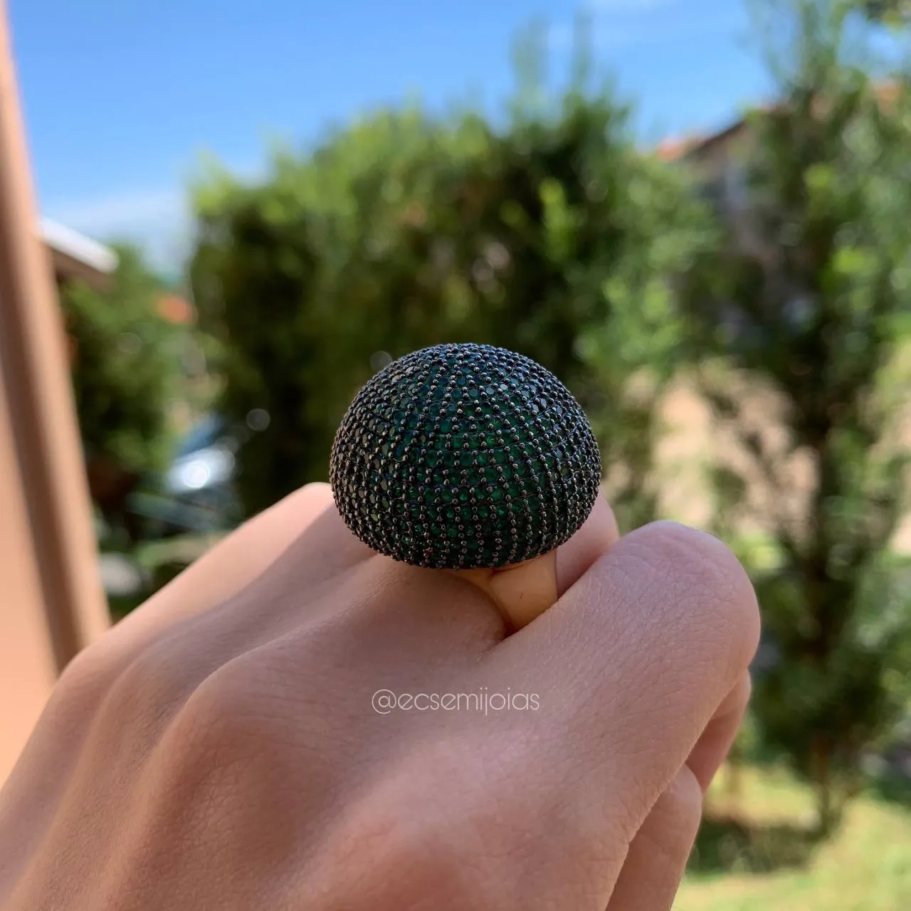 Anel redondo grande cravejado - banhado a ouro 18k