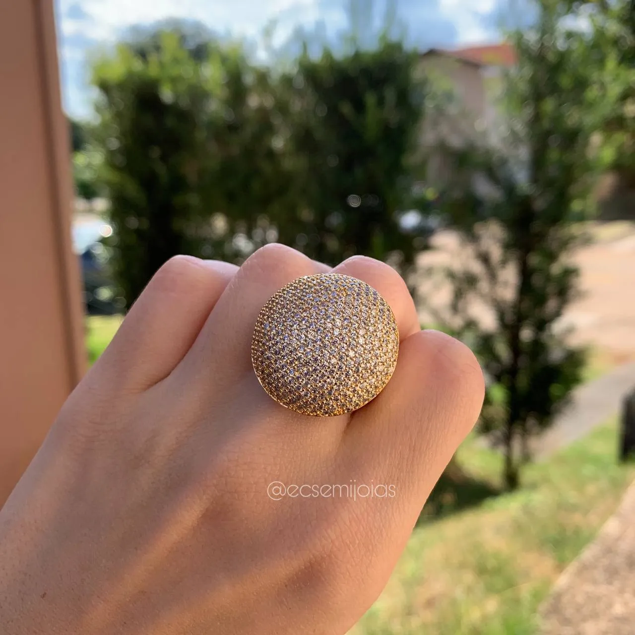 Anel redondo grande cravejado - banhado a ouro 18k
