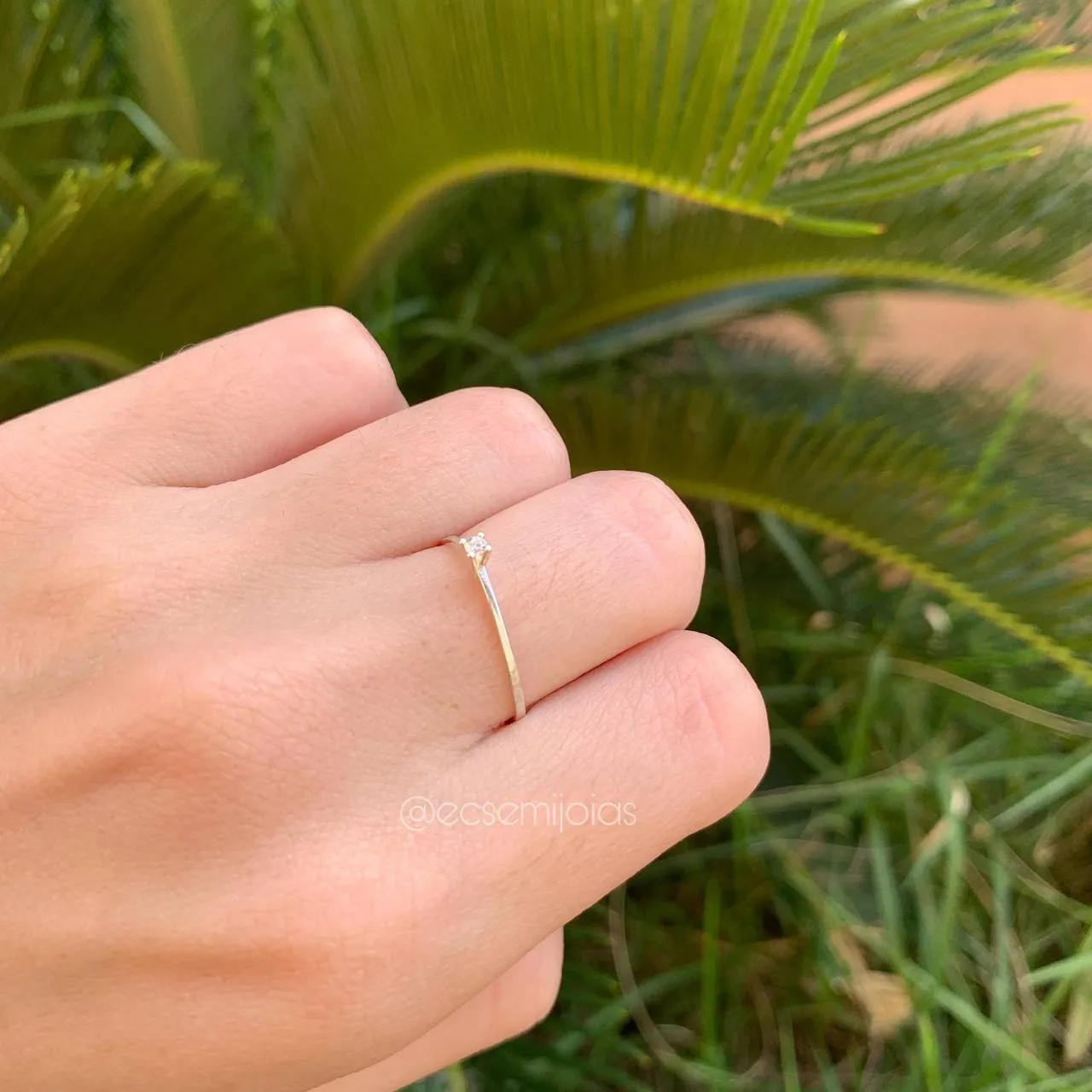 Anel solitário aro liso com 4 garras pedra pequena - PRATA 925