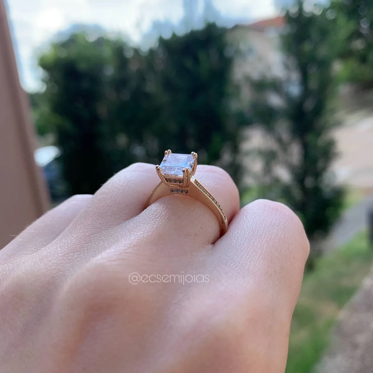 Anel solitário pedra quadrada aro cravejado - banhado a ouro 18k