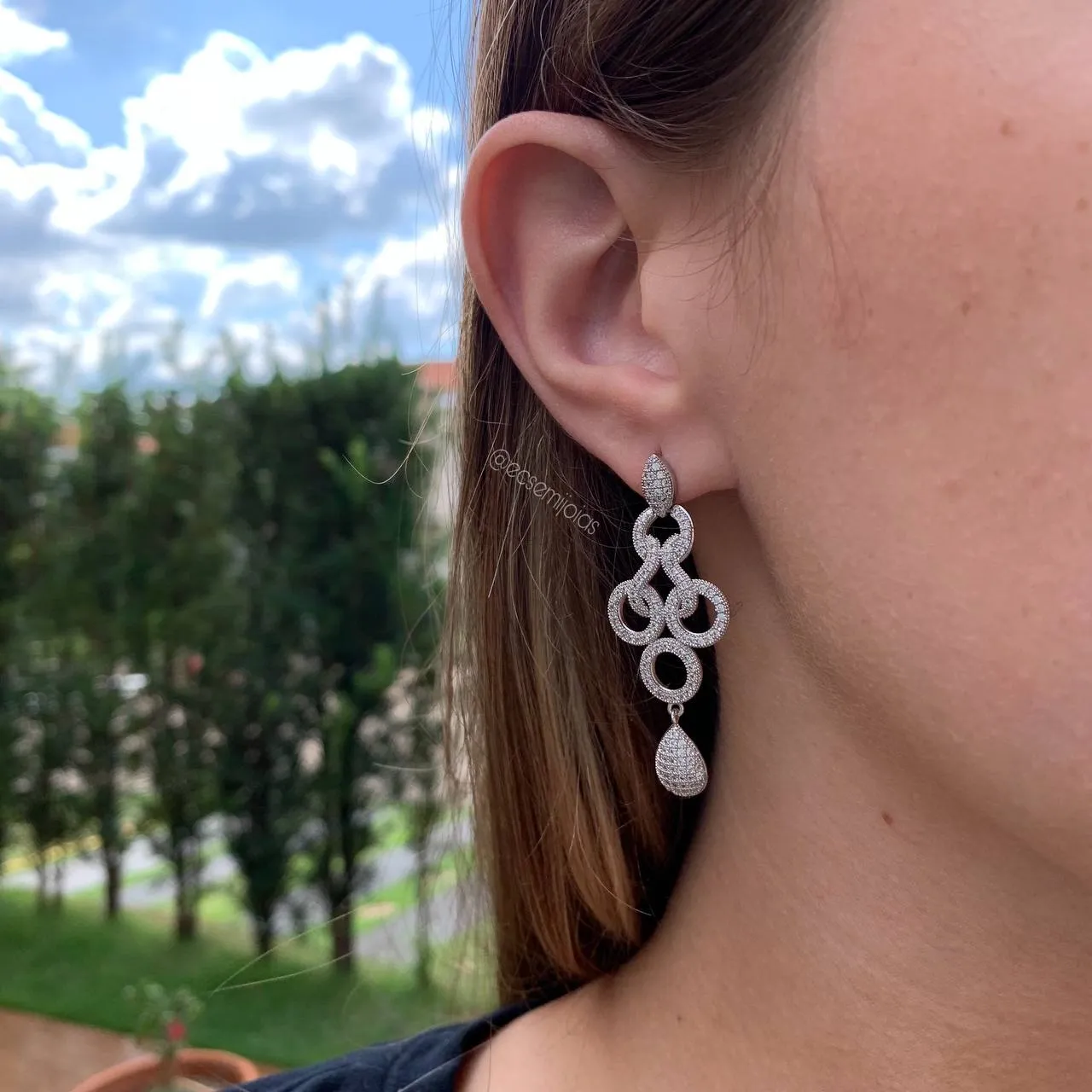 Brinco com circulos e gota pendurada cravejado - banhado a ródio branco