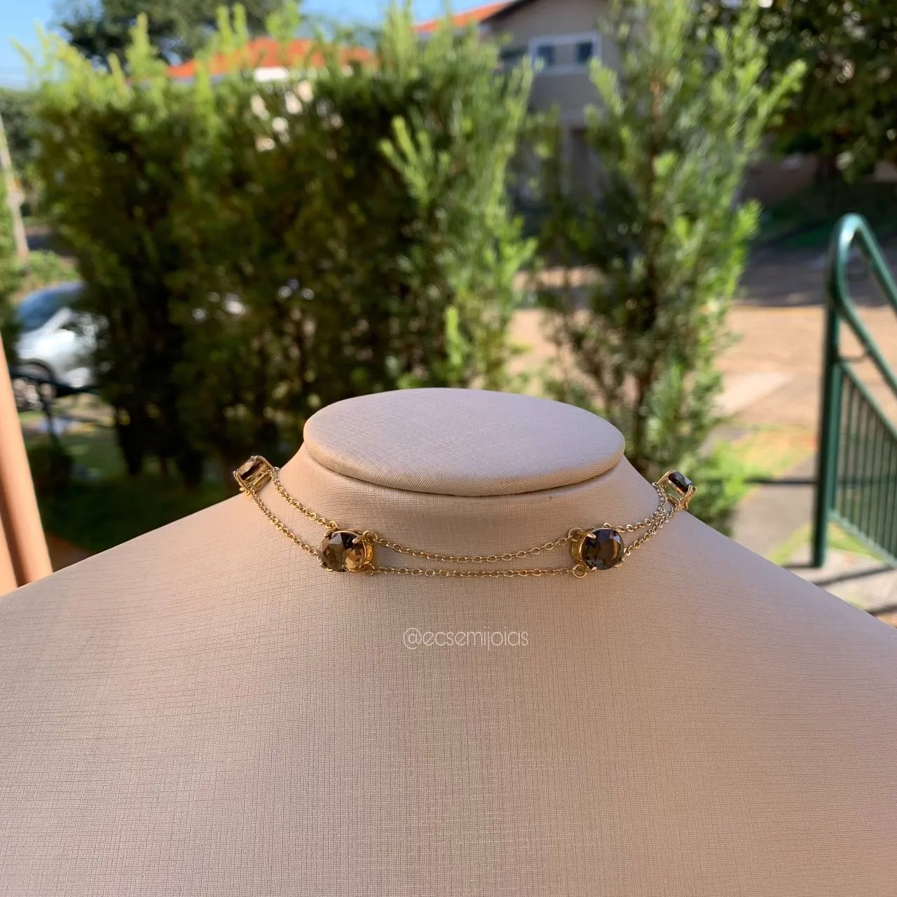 Colar choker com 5 zircônias ovais médias cristal - 30 + 10 cm de extensor- banhado a ouro 18k