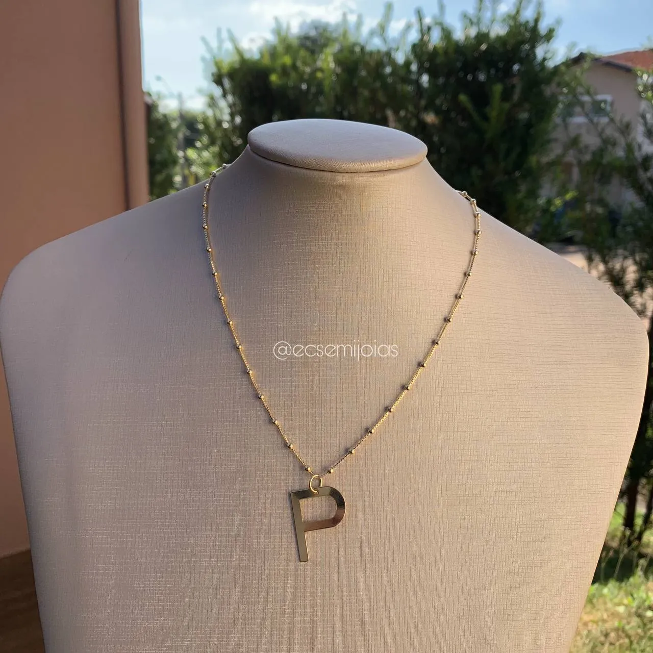 Colar de bolinhas 45 cm com pingente de letra P - banhado a ouro 18k