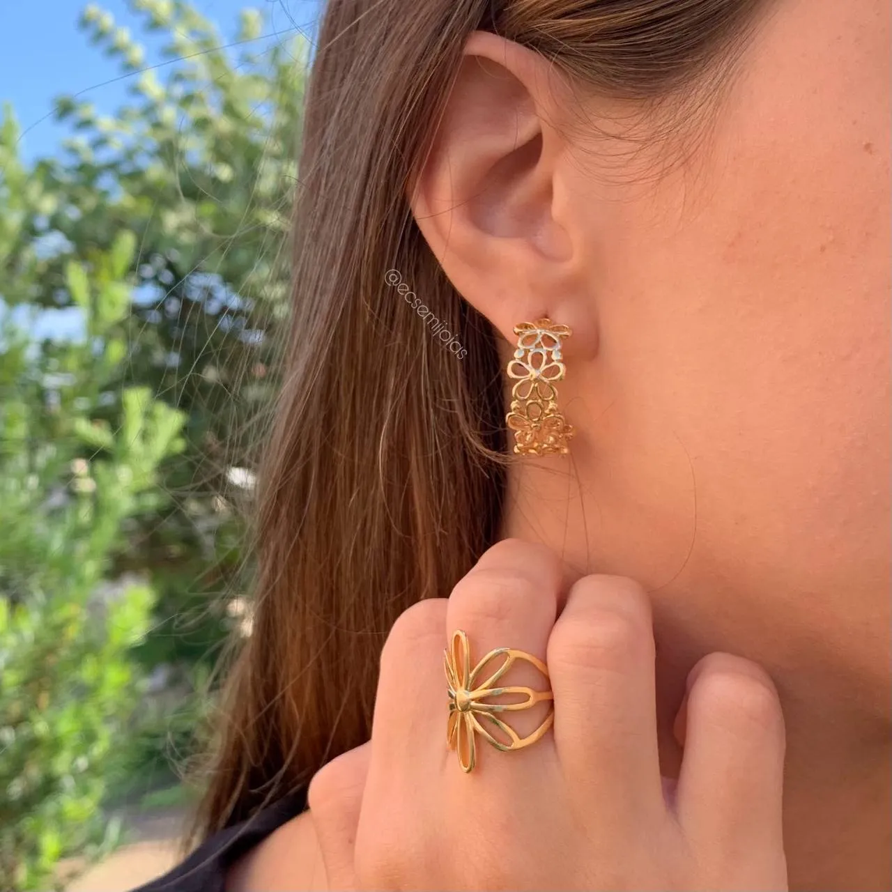 Conjunto brinco argola e anel de flores vazadas - banhado a ouro 18k