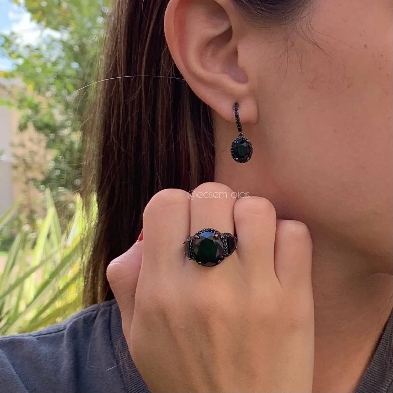 Conjunto brinco meia argola com anel pedra oval no centro cravejado em volta - banhado a ródio negro