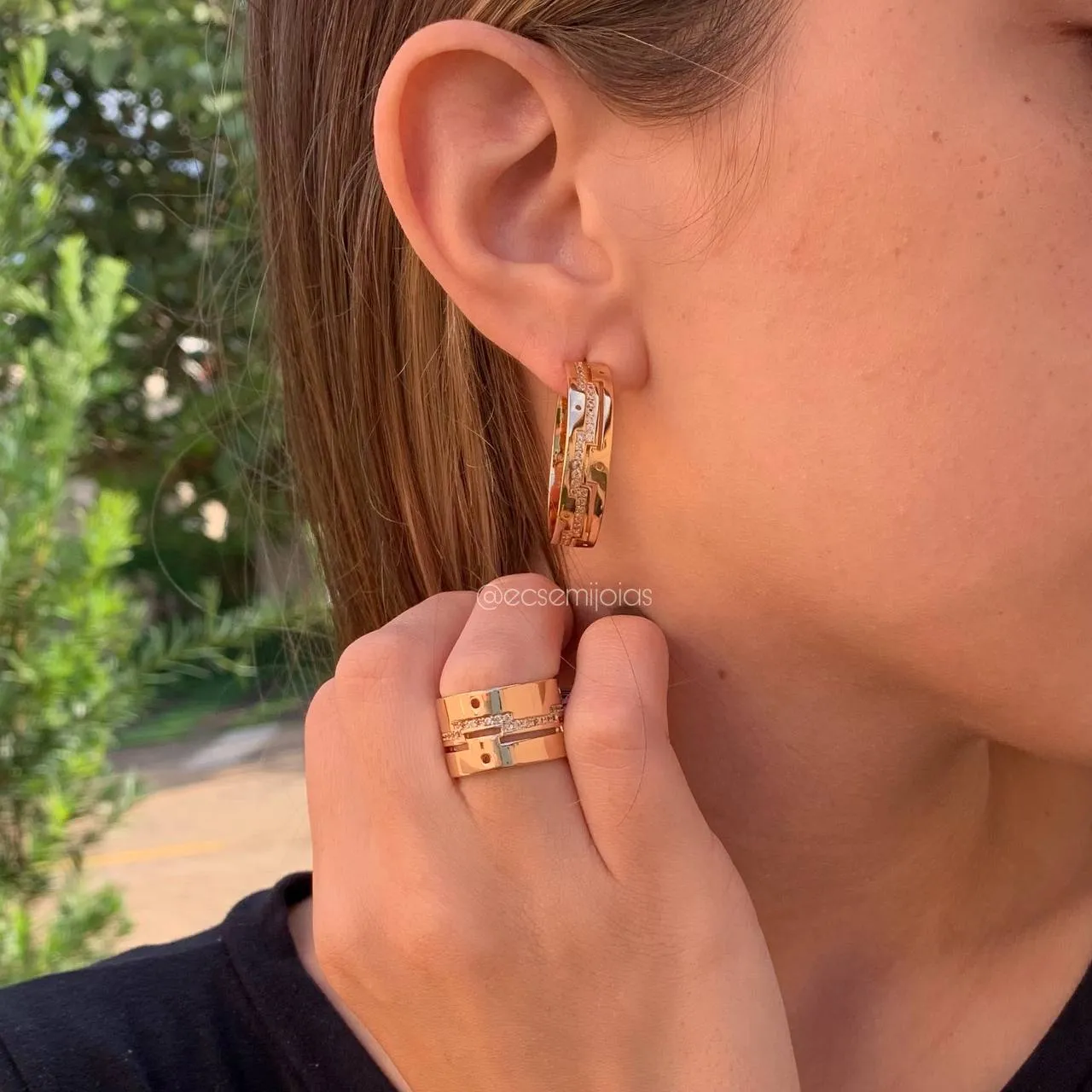 Conjuto brinco meia argola com filete cravejado e anel com filete cravejado - banhado a ouro 18k