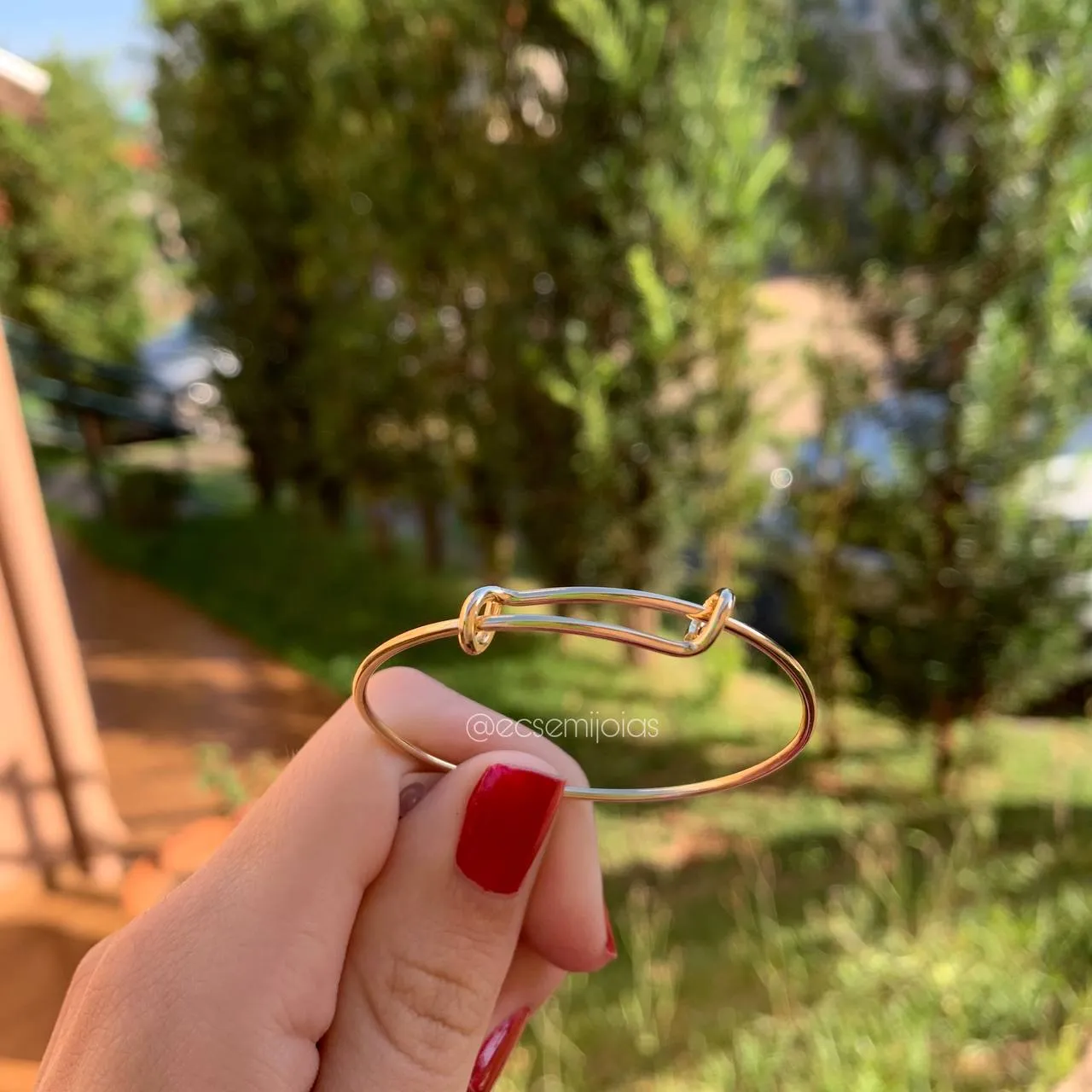 Pulseira infantil tipo bracelete sem fecho lisa durinha - banhado a ouro 18k