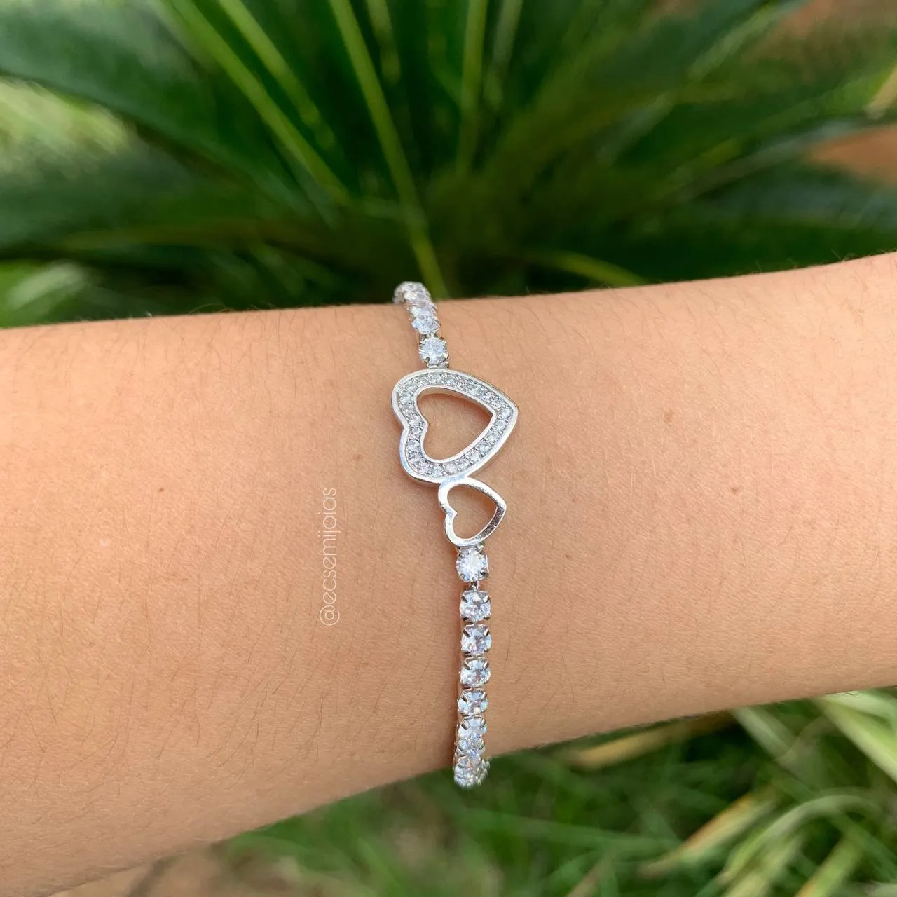Pulseira shambala riviera com dois corações - banhado a ródio branco