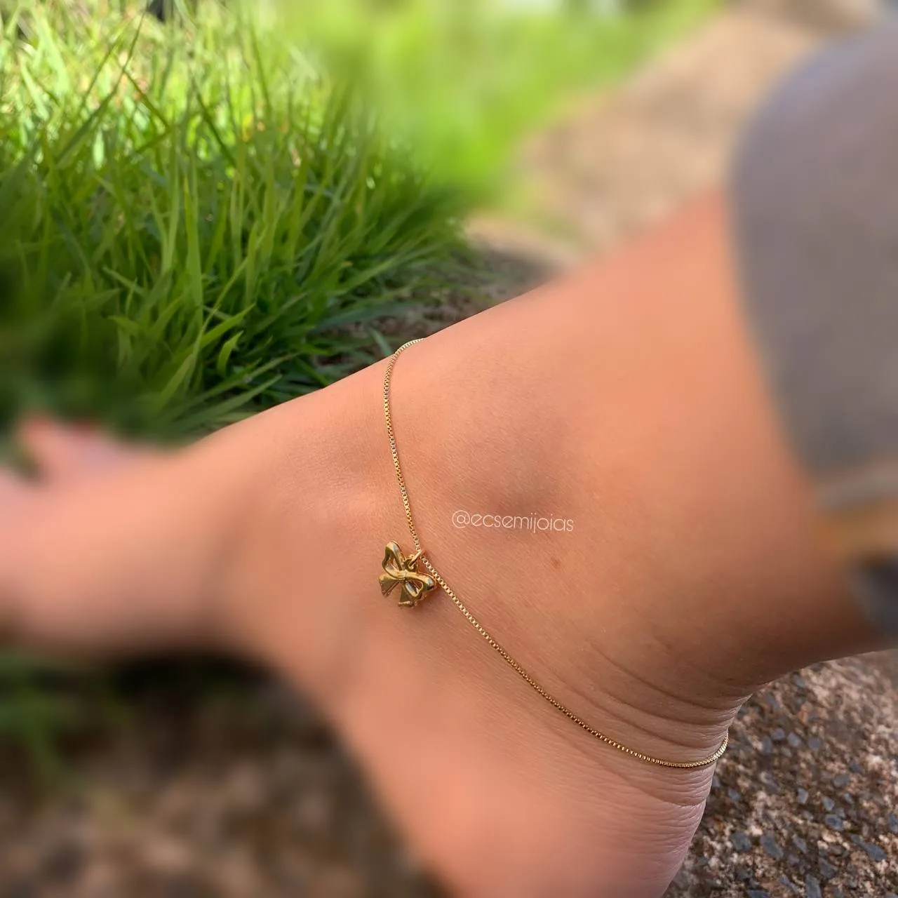 Tornozeleira de laço liso e 1 zircônia penduradas - banhado a ouro 18k