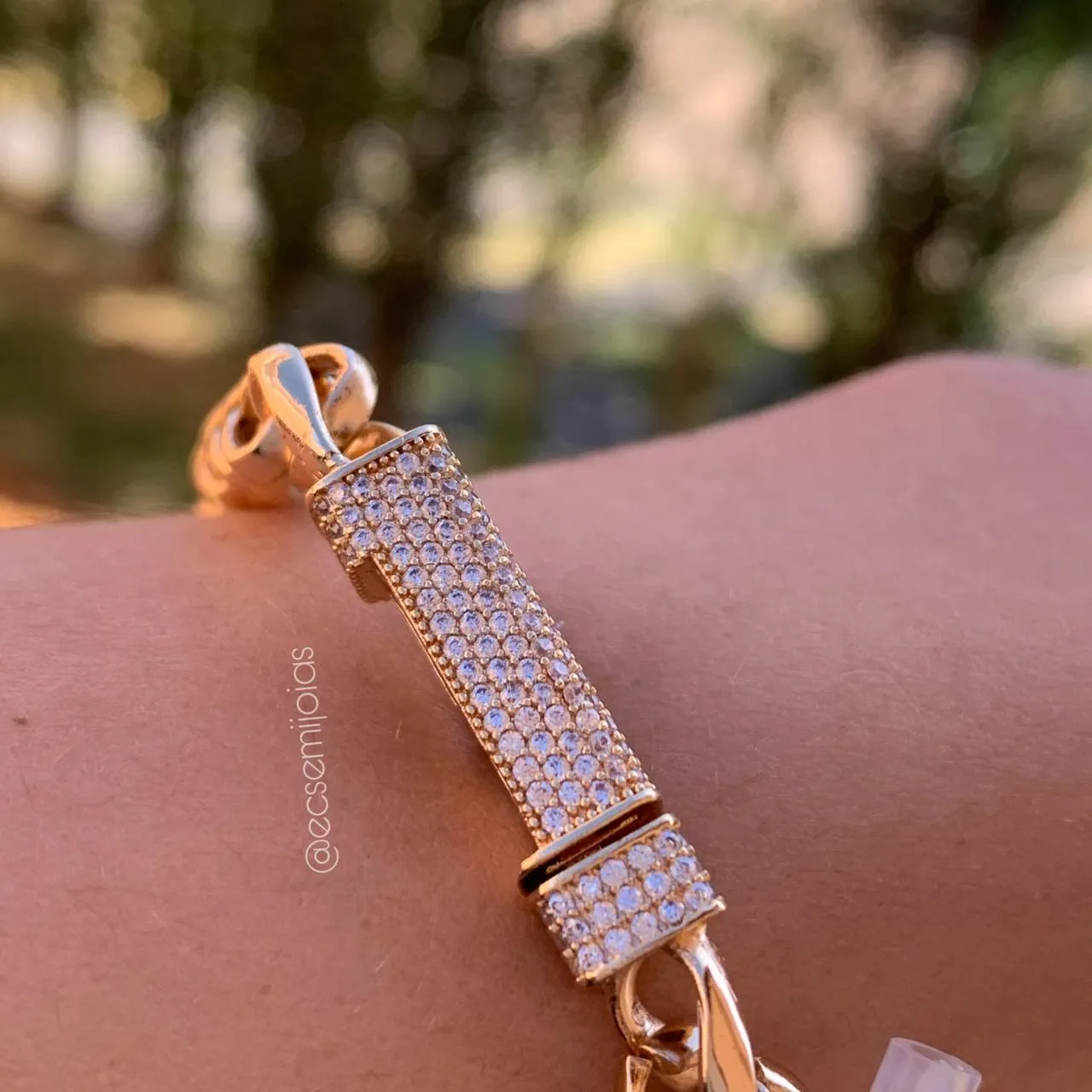 Pulseira grossa trançada com fecho cravejado - 17 cm - banhado a ouro 18k