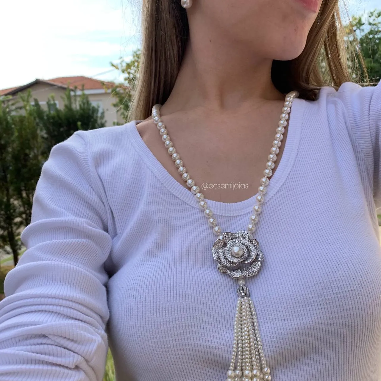 Conjunto de brinco e colar perolas com flor cravejada - 80 cm - banhado a ródio branco