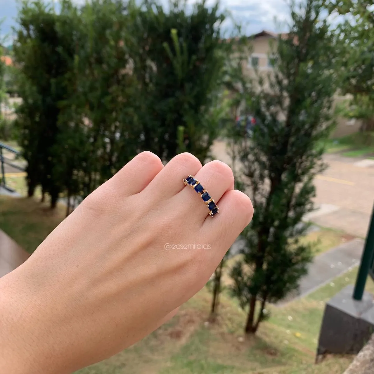 Aliança c/ fileira de zircônias saphira quadradas banhada a ouro 18k