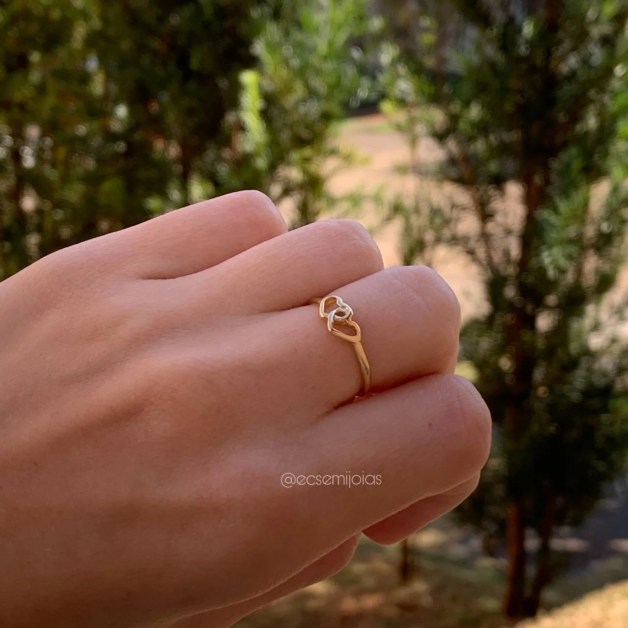 Anel 2 corações entrelaçados - banhado a ouro 18k