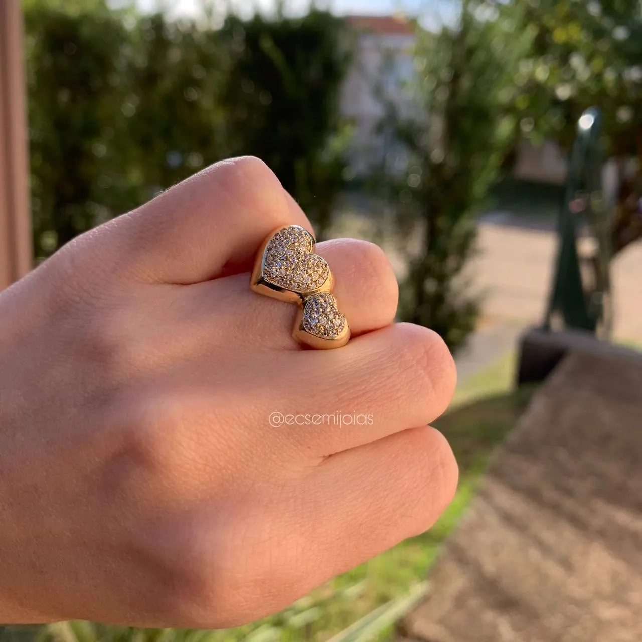 Anel 2 corações médio e grande cravejados contornados - banhado a ouro 18k