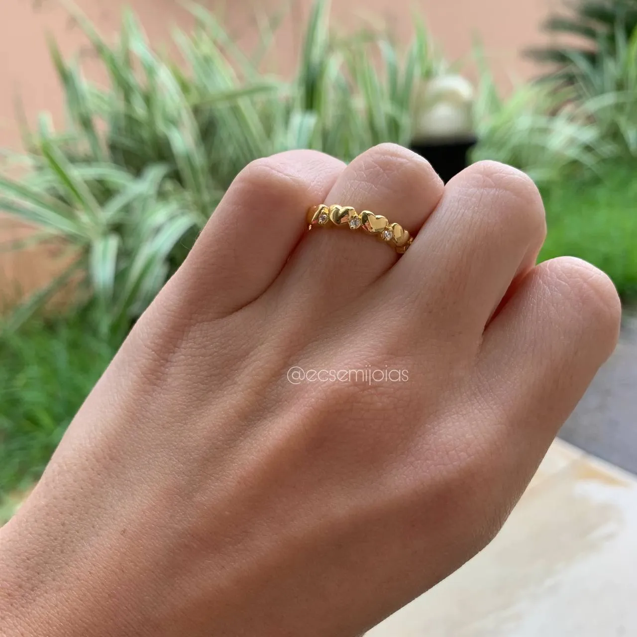 Anel  5 corações e pedrinhas - banhado a ouro 18k