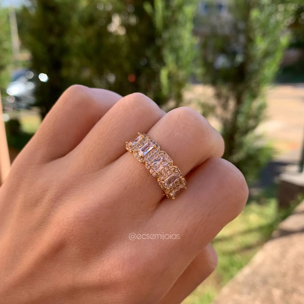Anel 5 pedras retangulares cravejadas em volta - banhado a ouro 18k