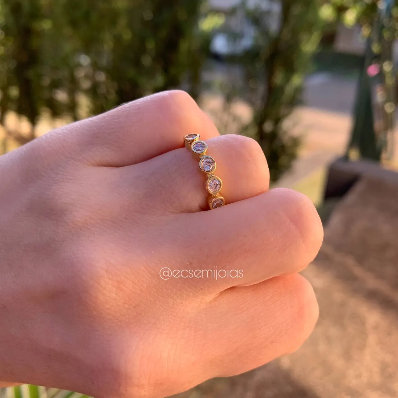 Anel 6 zircônias redondas - banhado a ouro 18k
