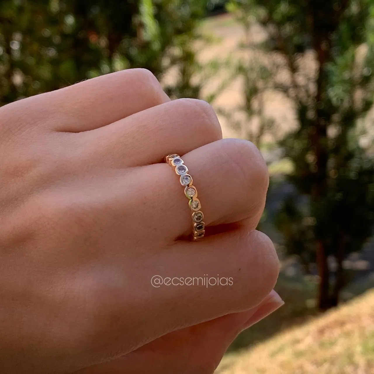 Anel aliança 360 de pedras redondas - banhado a ouro 18k