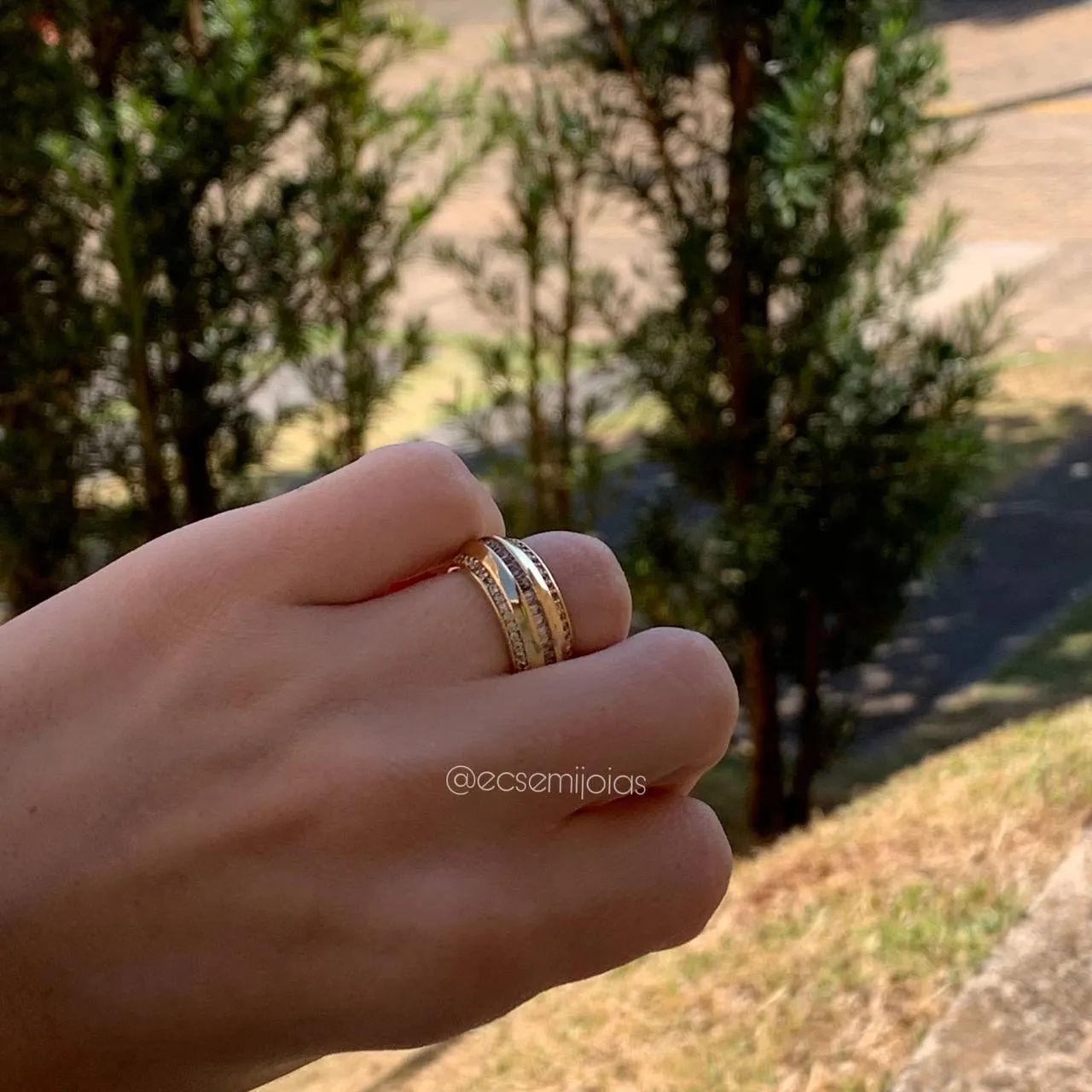 Anel aliança alta 360 grau cravejada - banhado a ouro 18k