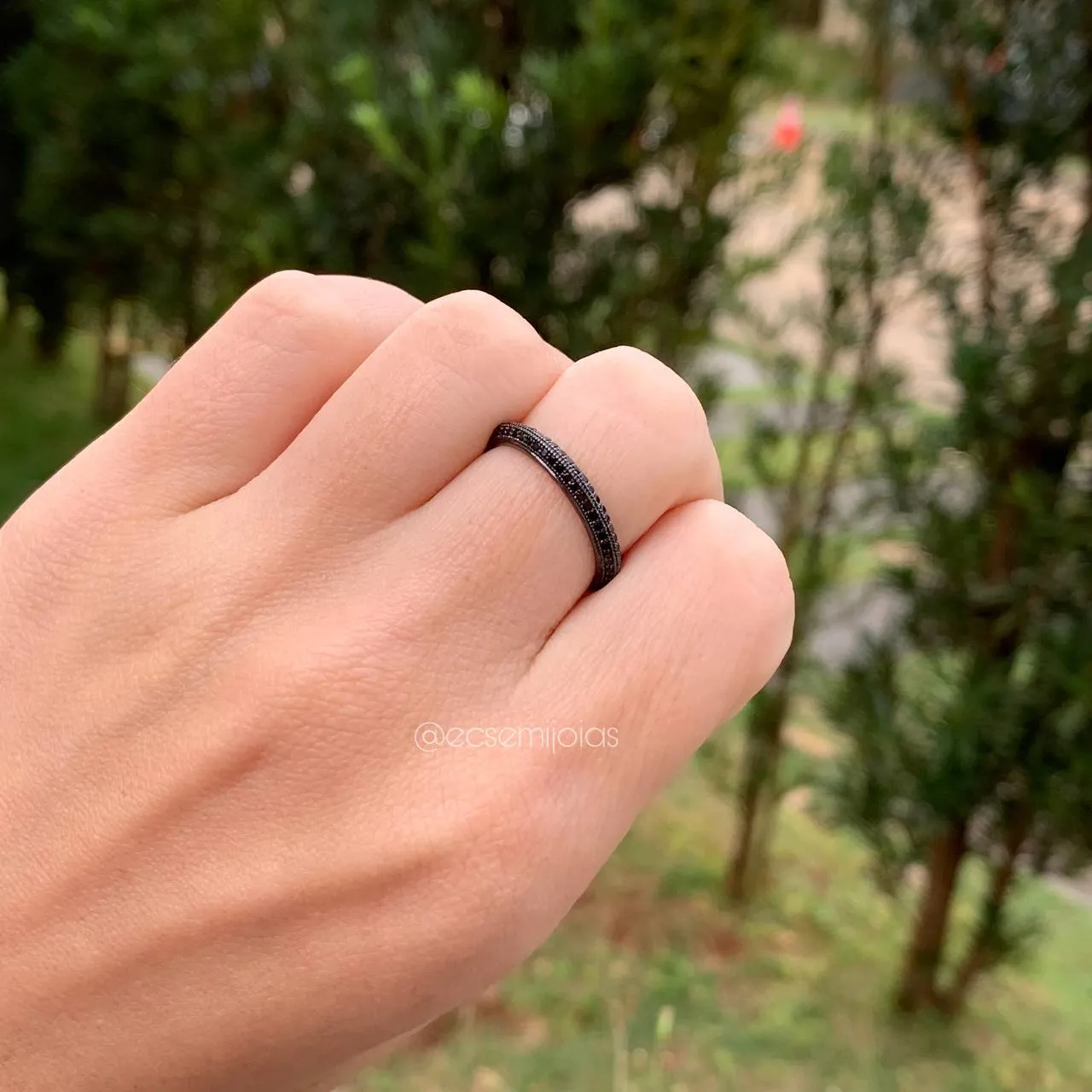 Anel aliança bicudo cravejado com pedra e rodium negro - banhado a ródio negro