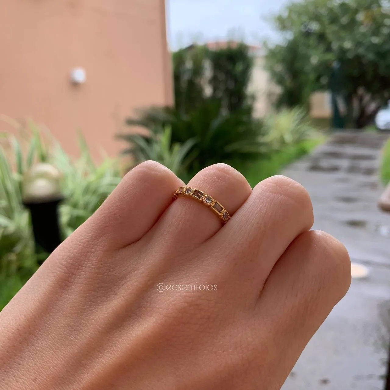 Anel aliança com zircônias redondas e baguete 360 - banhado a ouro 18k