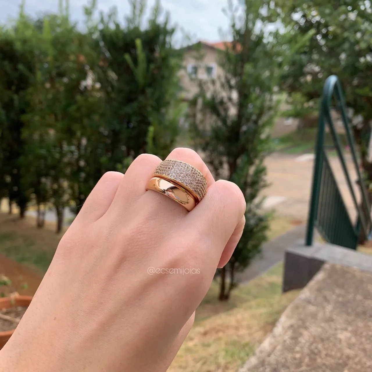 Anel aliança duplo cravejado e liso - banhado a ouro 18k