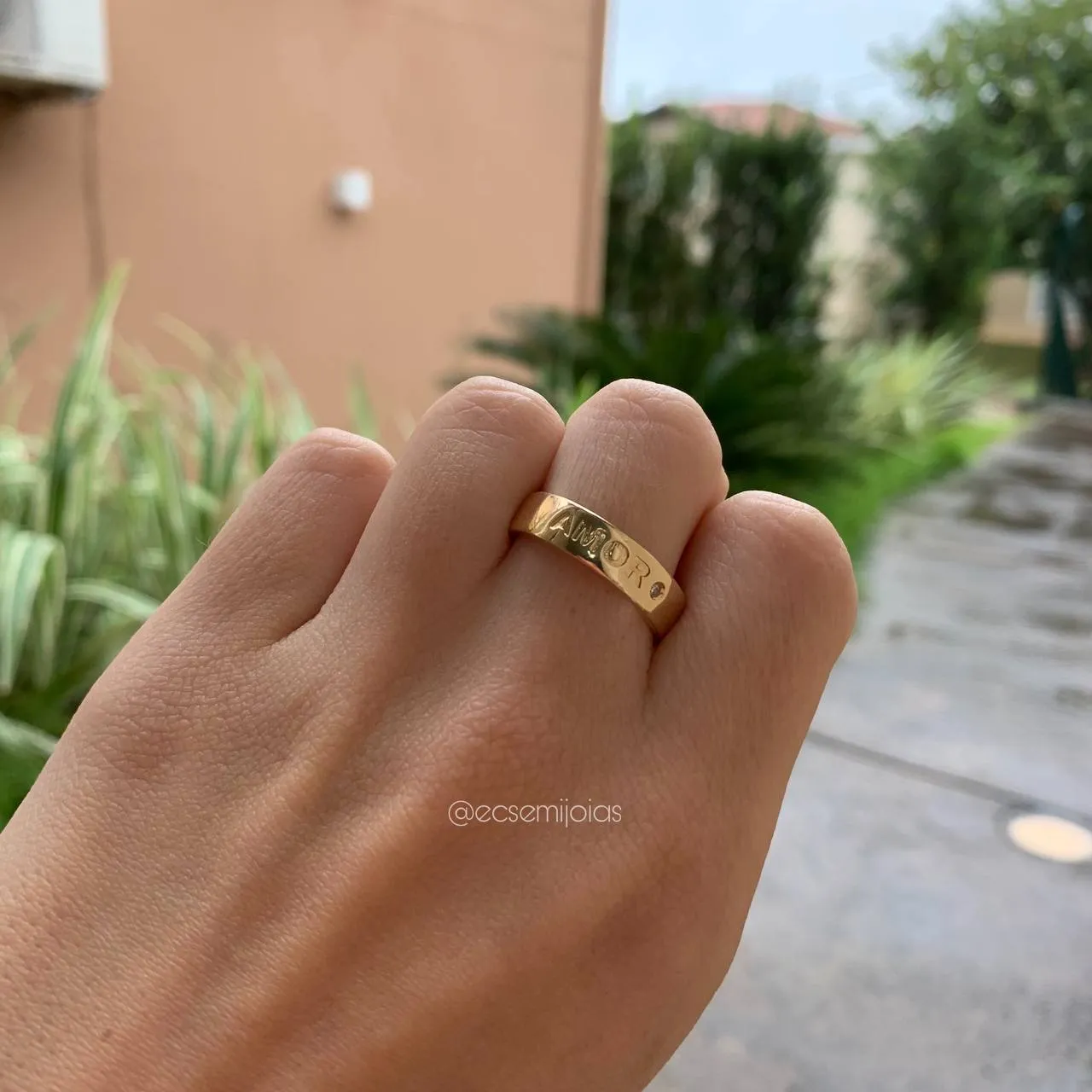 Anel aliança escrita amor com 1 pedra - banhado a ouro 18k