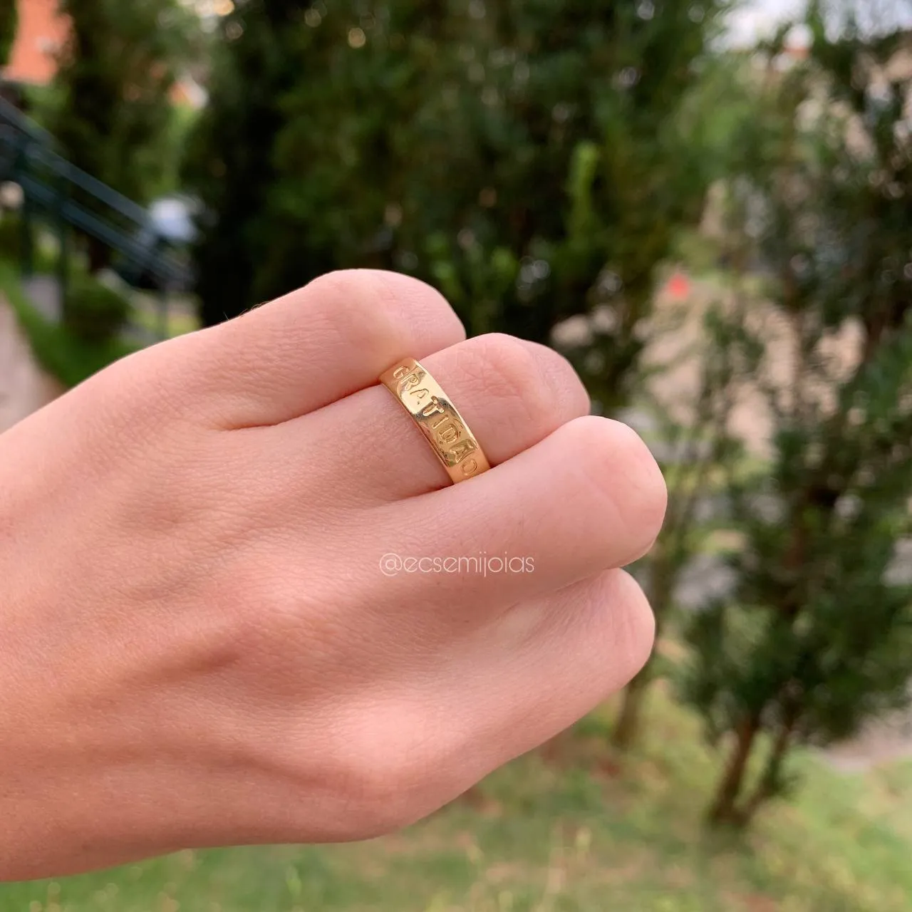 Anel aliança escrita gratidão com 1 pedra - banhado a ouro 18k
