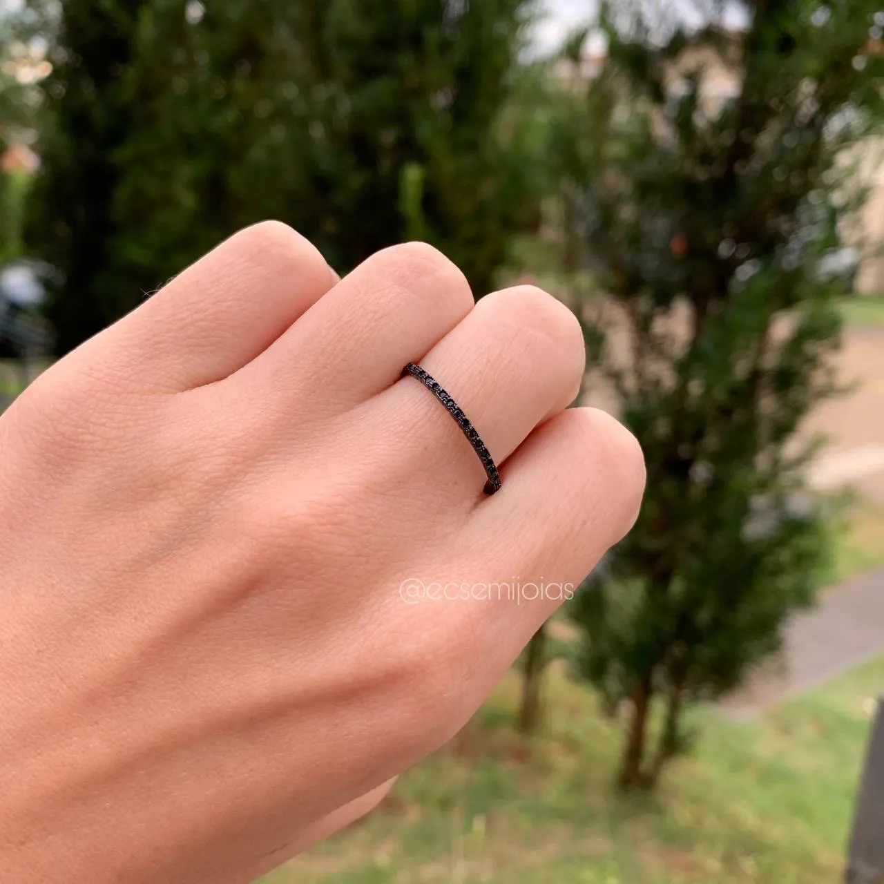 Anel aliança fino cravejado com pedra e rodium negro - banhado a ródio negro
