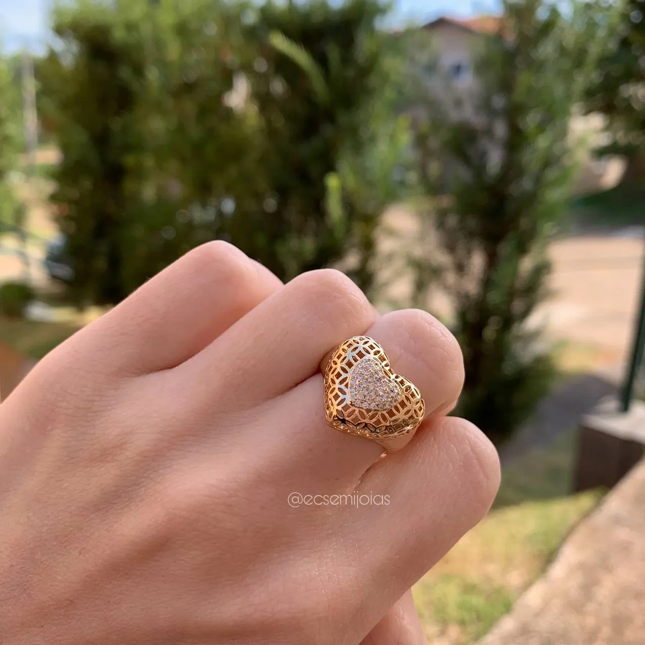 Anel alto coração trabalhado vazado com coração cravejado no centro - banhado a ouro 18k