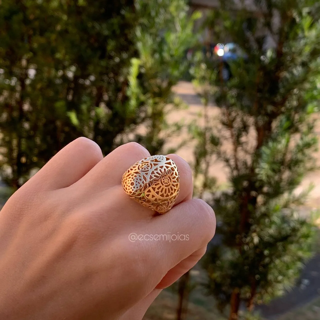 Anel alto trabalhado vazado liso - banhado a  ouro 18k