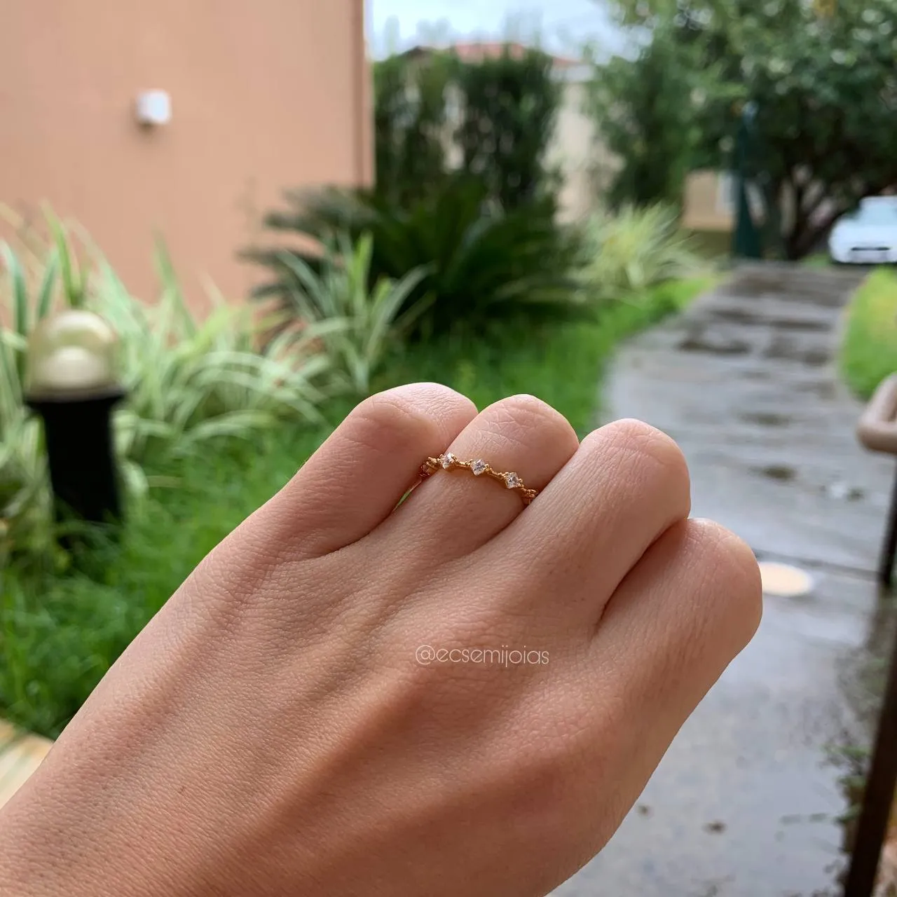 Anel aparador 360 grau com zircônias redondas - banhado a ouro 18k