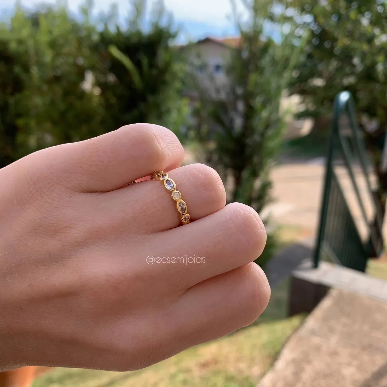 Anel aparador 360 graus com zircônias redondas e navetes -banhado a ouro 18k