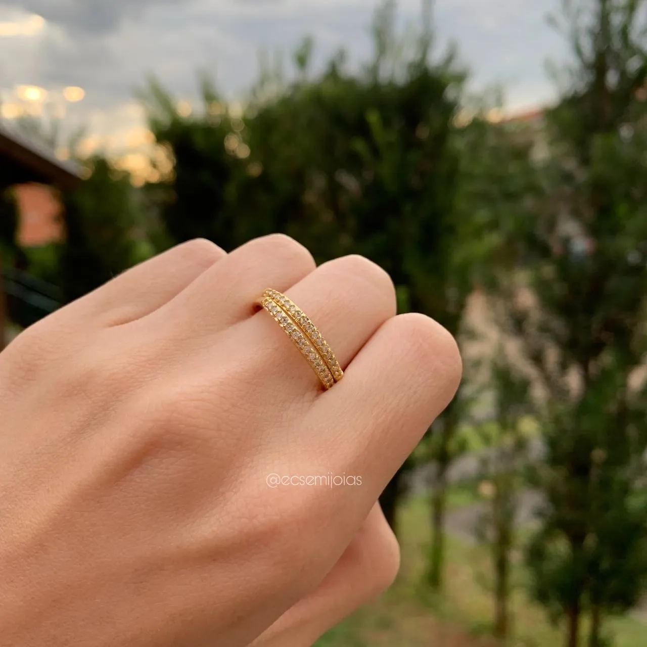 Anel aparador duplo fino com uma fileira de zircônia - banhado a ouro 18k