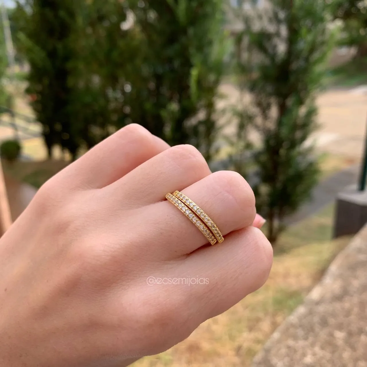Anel aparador meia aliança cravejado c/ zircônia - banhado a ouro 18k