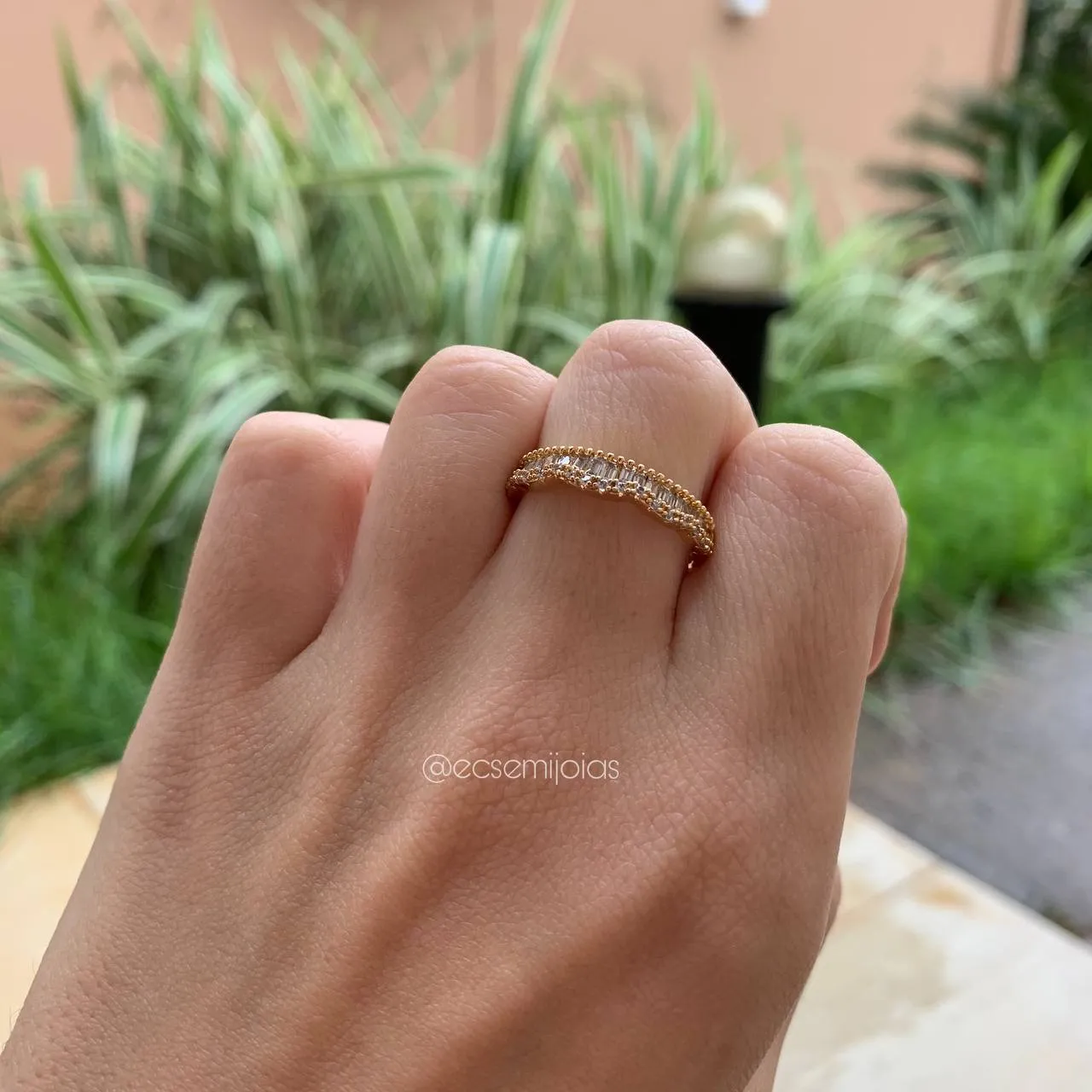 Anel aparador ondulado com pedras baguete - banhado a ouro 18k