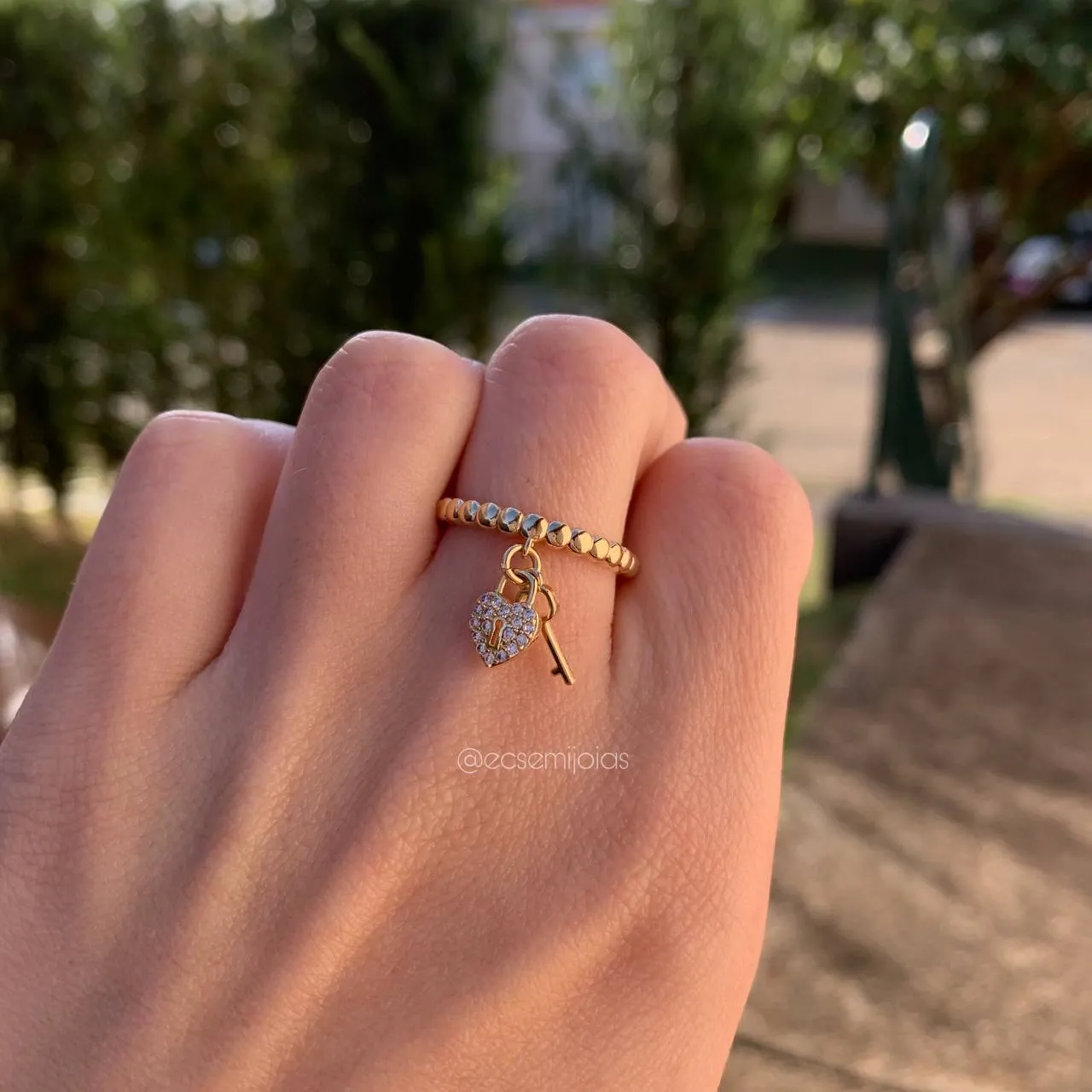 Anel aro bolinhado com chave lisa e cadeado coração cravejado - banhado a ouro 18k