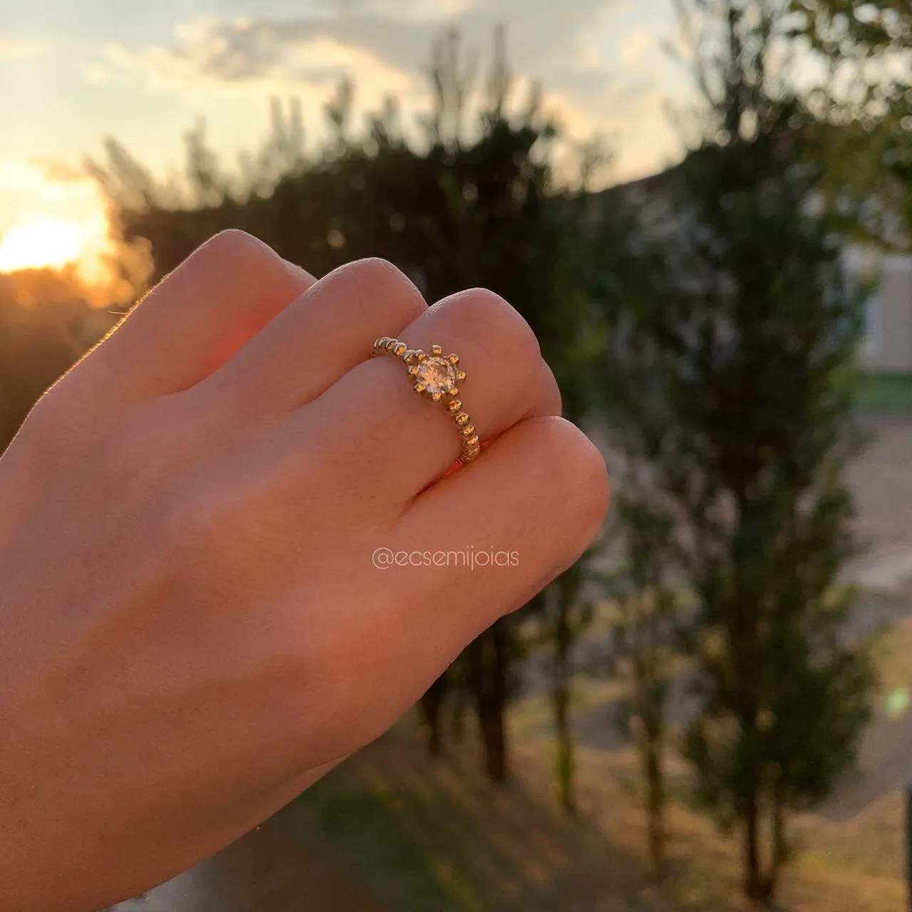 Anel aro bombardeado com zirconia redonda em cima  - banhado a ouro 18k
