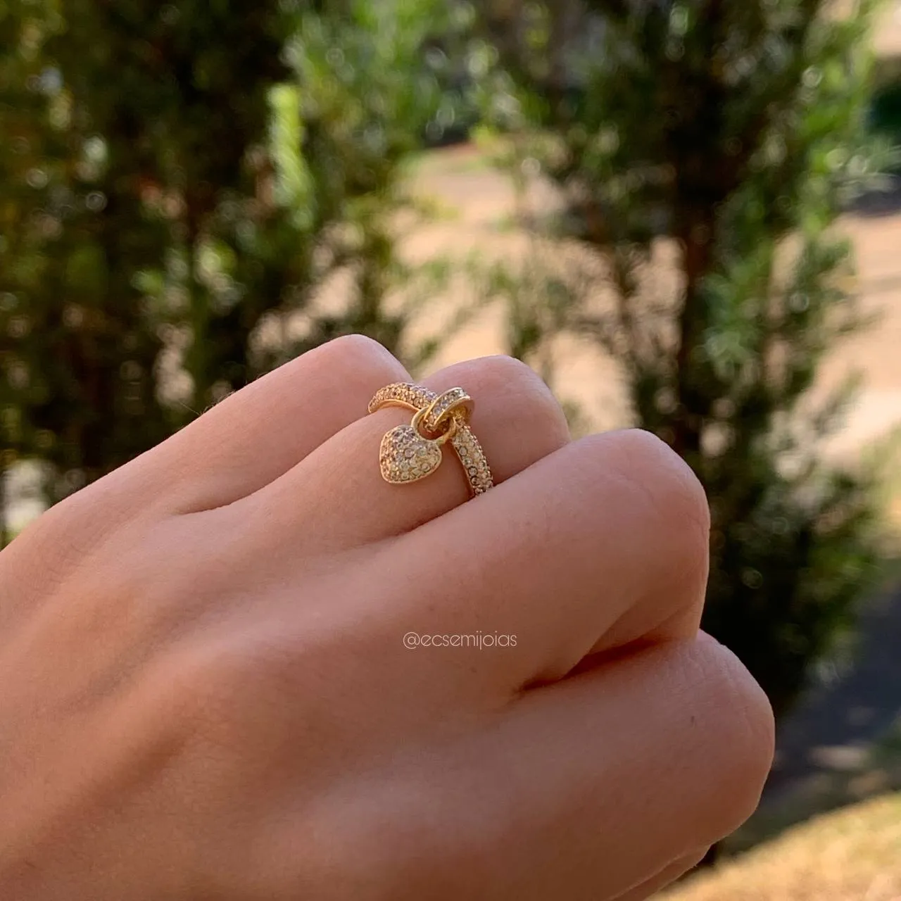Anel aro cravejado com coração cravejado - banhado a ouro 18k