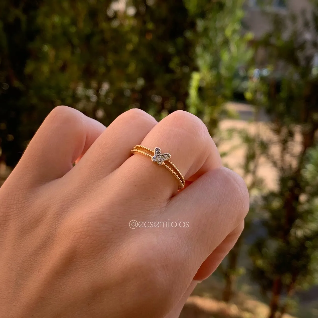 Anel aro duplo com borboleta cravejada em cima - banhado a ouro 18k