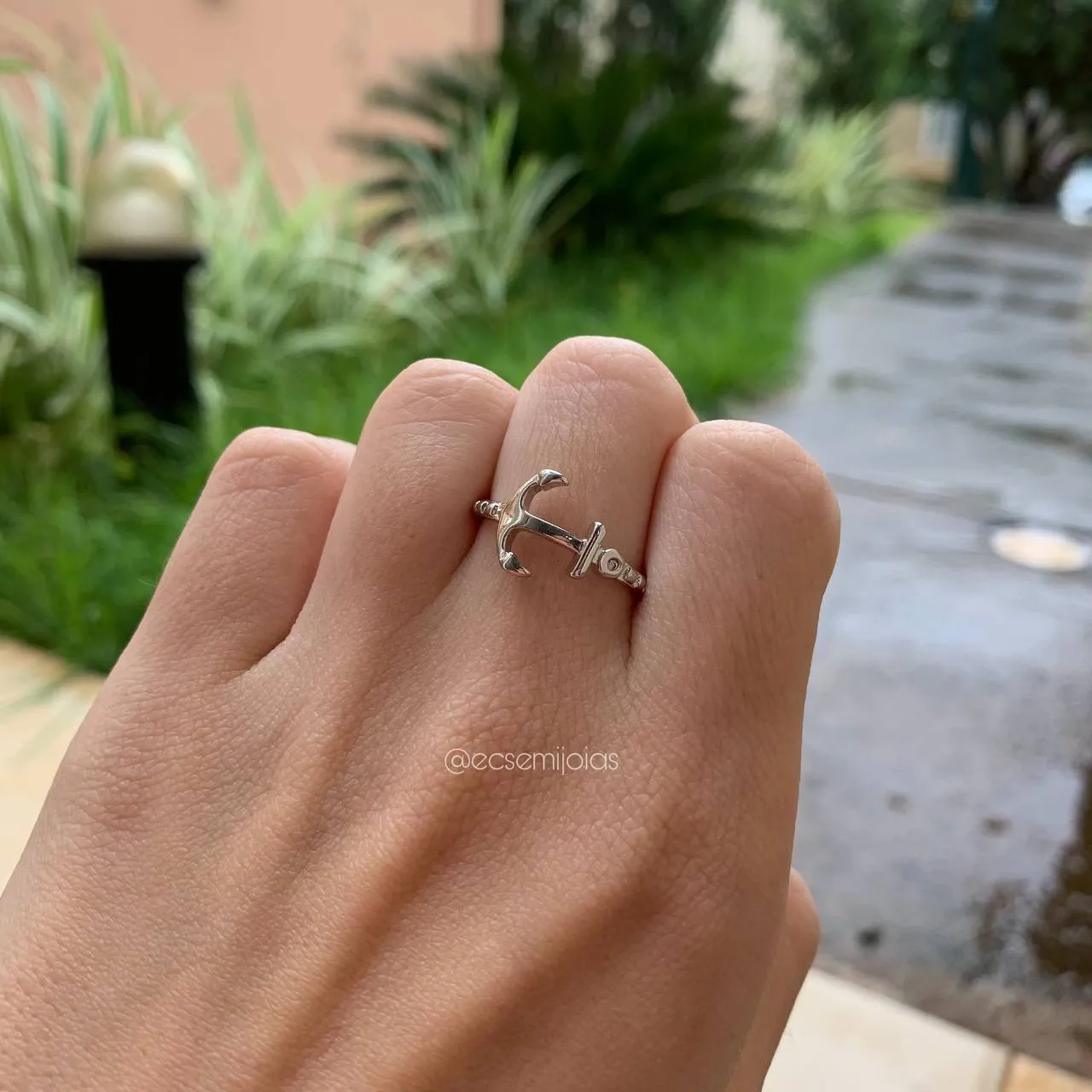 Anel aro fino com ancora  e 1 pedra - banhado a ródio branco