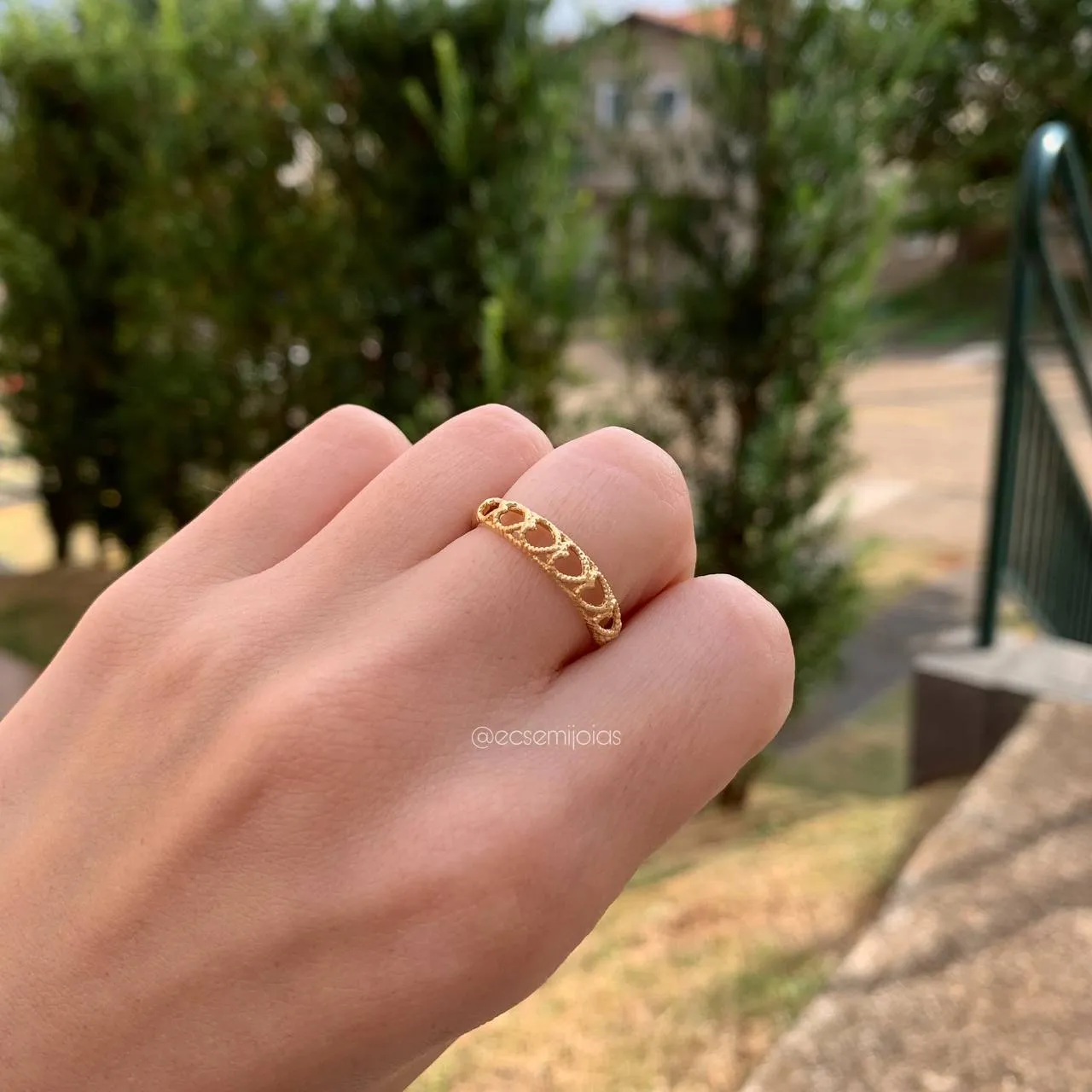 Anel aro fino com fileira de corações vazados - banhado a ouro 18k