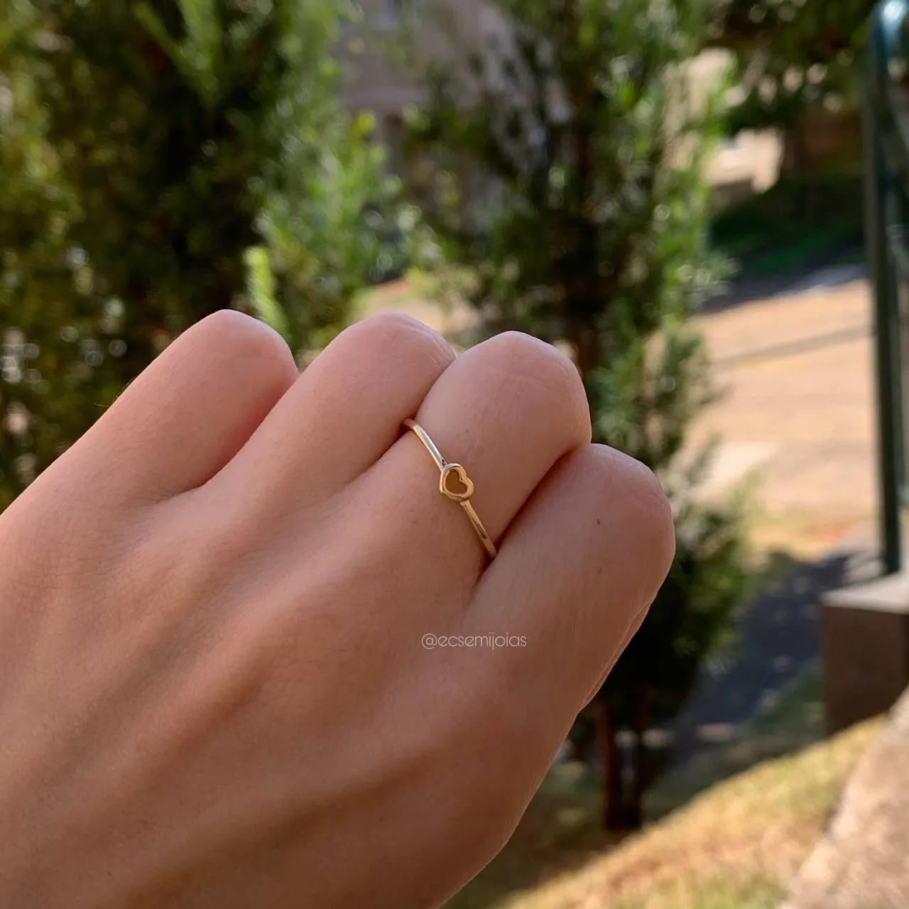 Anel aro fino liso com coração pequeno vazado - banhado a ouro 18k