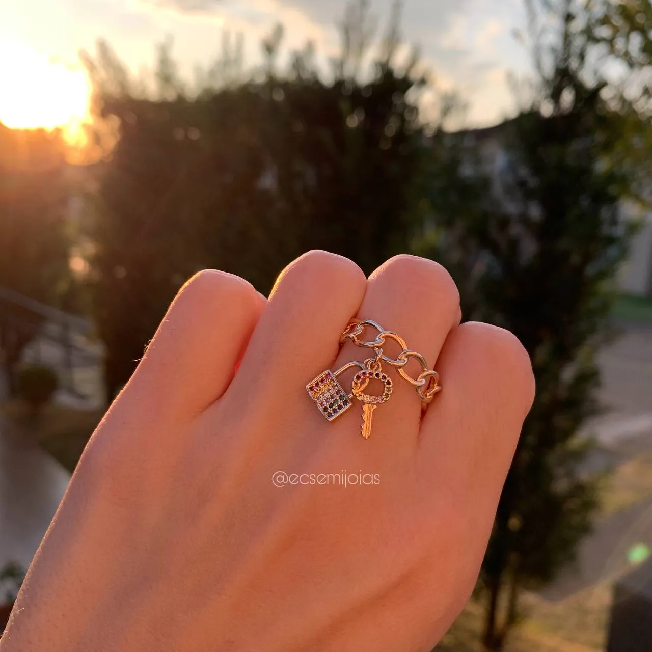 Anel aro tipo corrente com chave e cadeado cravejados - banhado a ouro 18k