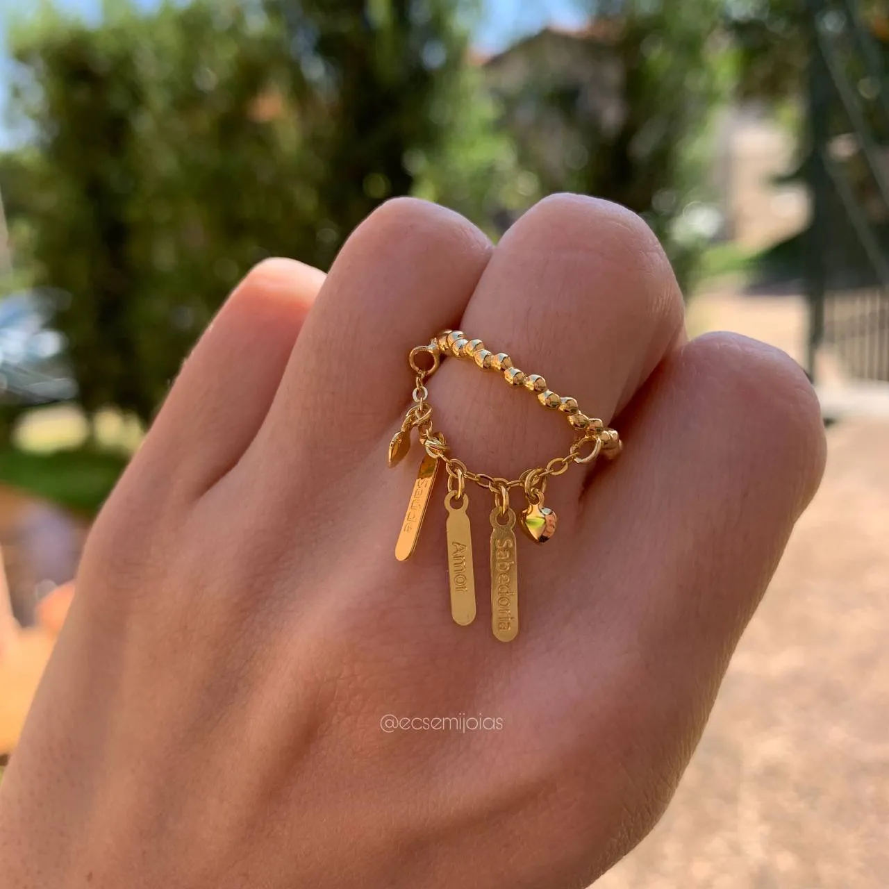 Anel bolinha com placas saúde amor sabedoria - banhado a ouro 18k