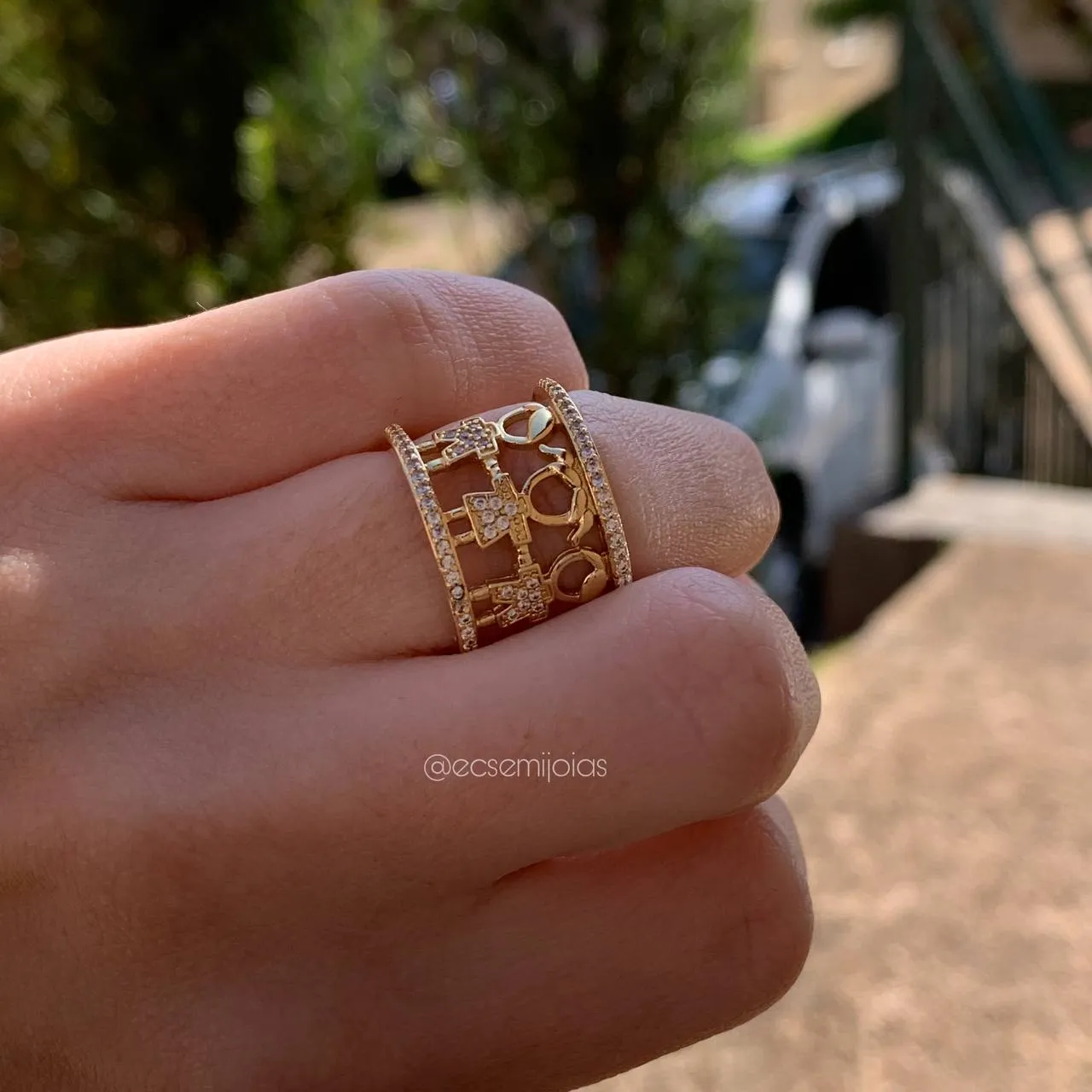 Anel c/ 3 crianças, 2 meninos 1 menina cravejada - banhado a ouro 18k