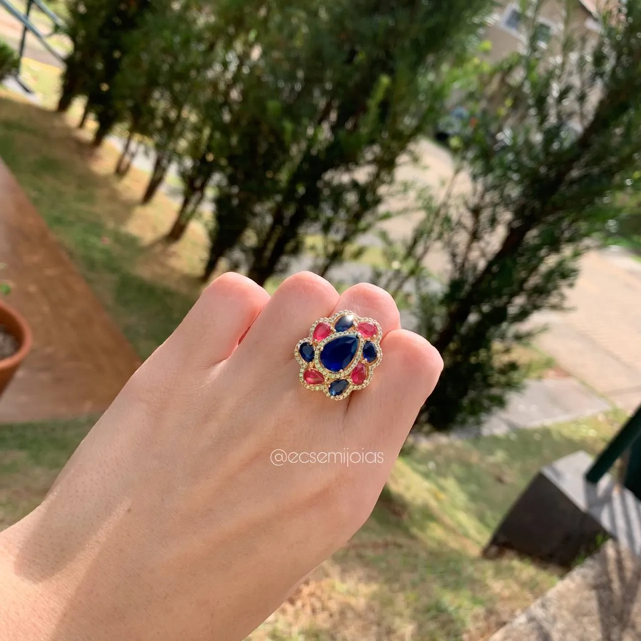 Anel c/ pedra gota maior centro c/ várias gotas menores em volta e cravejado - banhado a ouro 18k