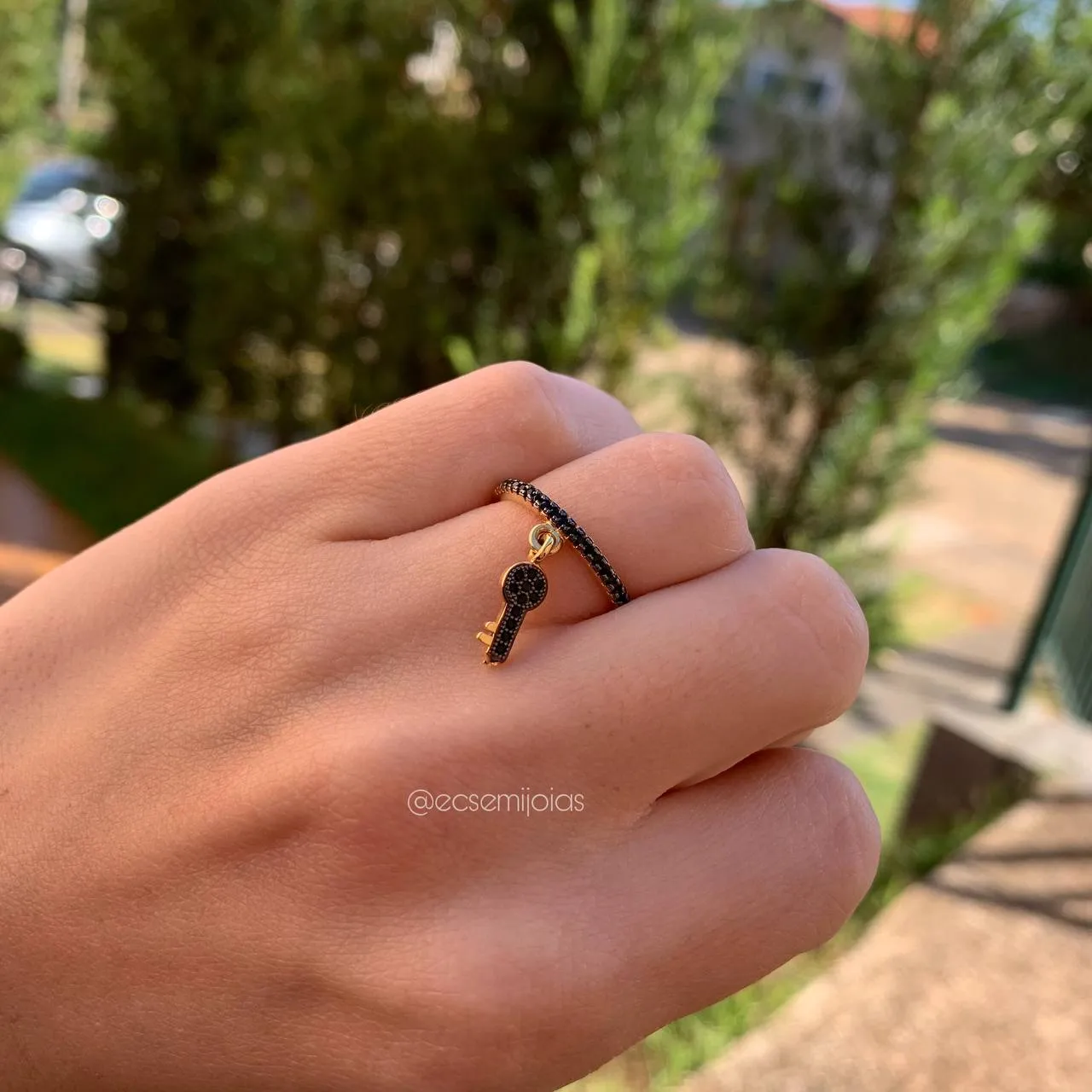 Anel c/ pingente chave cravejada- banhado a ouro 18k